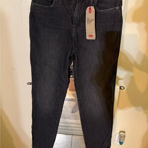 Adorable black Levi's jeans 🖤🖤